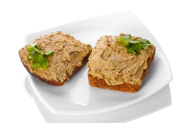 Pate fresco no pão na placa branca isolada no branco — Fotografia de Stock