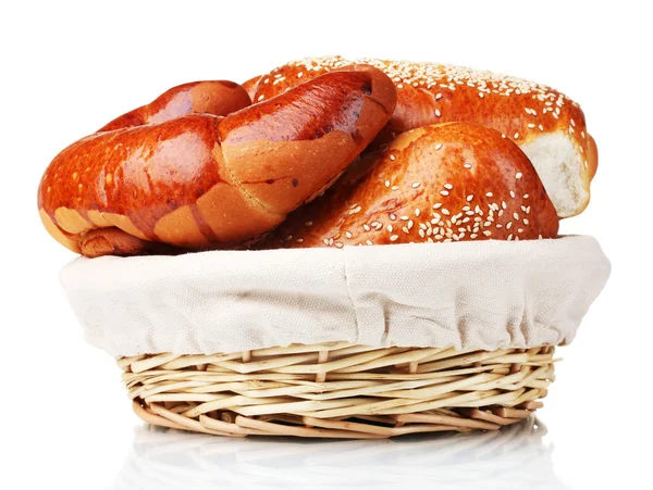 흰색 절연 바구니에 구운된 빵 — 스톡 사진