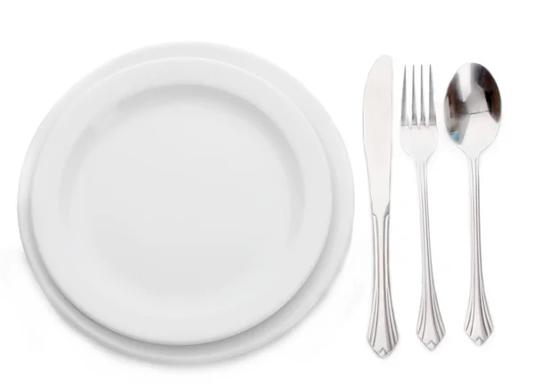 Bílý prázdný talíř s vidlička, lžíce a nůž izolovaných na bílém — Stock fotografie