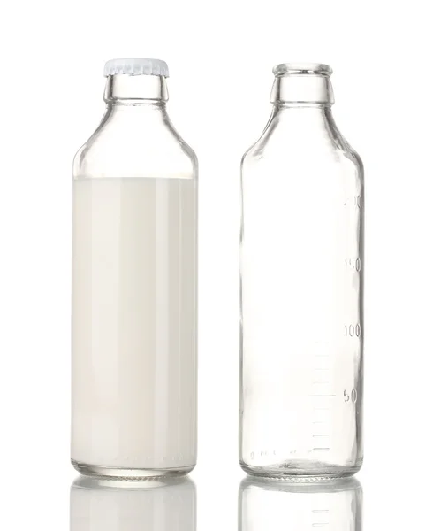 Бутылка молока и пустая бутылка, изолированная на белом — стоковое фото