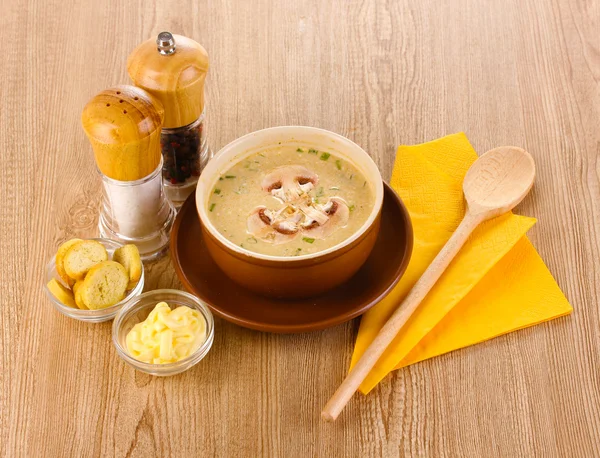 木製の背景上でおいしいスープ — ストック写真