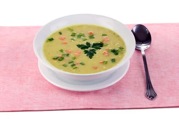孤立在白色的粉色桌布上的美味汤 — 图库照片
