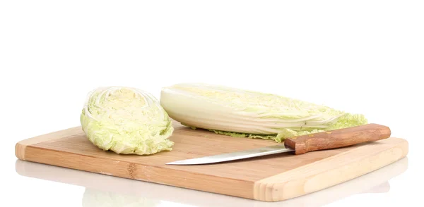 Ahşap doğrama tahtası üzerinde beyaz izole üzerinde yeşil ve Çince lahana — Stok fotoğraf
