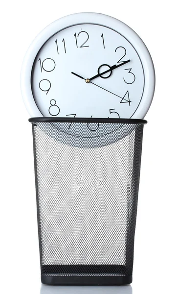 흰색 절연 금속 쓰레기통에서 벽 시계 — 스톡 사진