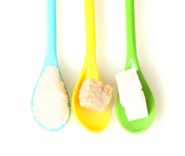 明亮多彩勺子与不同类型的糖上白色背景特写 — 图库照片