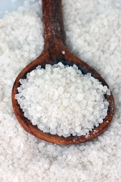 Mořská sůl s dřevěnou lžící detail — Stock fotografie