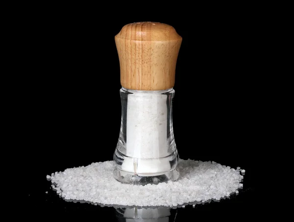 Морська сіль в соляному шейкері ізольовані на чорному крупним планом — стокове фото