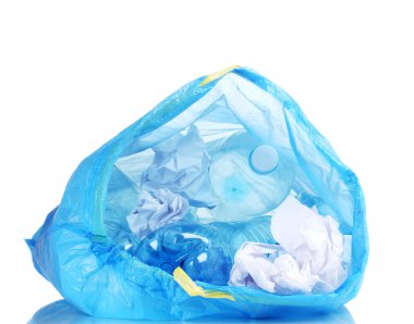 Açık mavi çöp torbası ile üzerine beyaz izole çöp