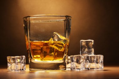 bardak scotch viski ve buz üzerinde kahverengi zemin ahşap tablo