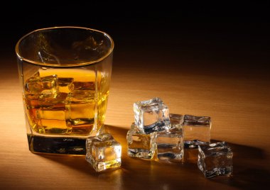 bardak scotch viski ve buz üzerinde ahşap tablo