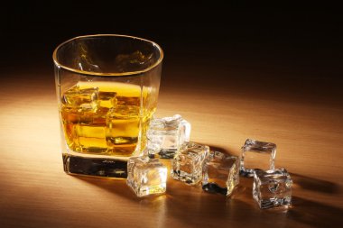 bardak scotch viski ve buz üzerinde ahşap tablo