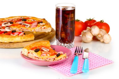 dilim pizza üzerinde beyaz izole levha yakın çekim ile kompozisyon