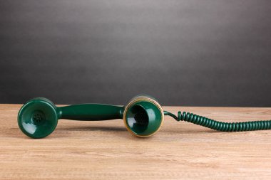 gri zemin üzerine ahşap masa retro telefon yakışıklı