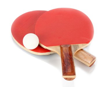 Ping-pong raketleri ve topu, beyaz üzerine izole edilmiş.