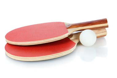 Ping-pong raketleri ve topu, beyaz üzerine izole edilmiş.