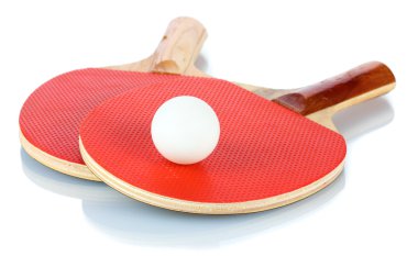 Ping-pong raketleri ve topu, beyaz üzerine izole edilmiş.