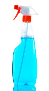 Sprey şişesi üzerinde beyaz izole mavi sıvı ile