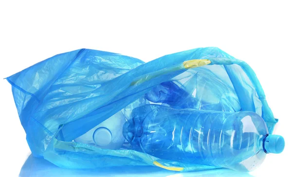 Bolsa de basura azul abierta con basura aislada en blanco — Foto de Stock