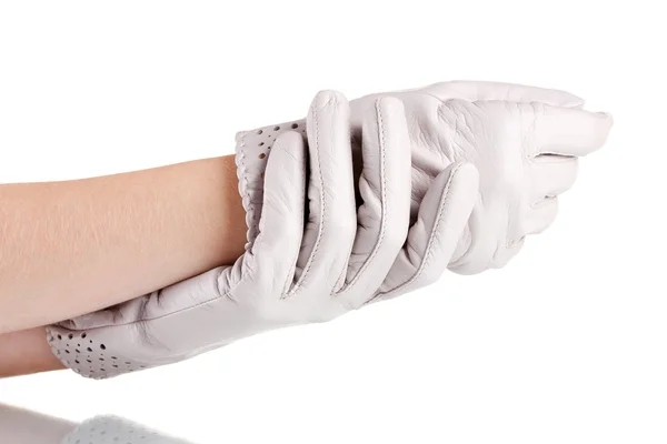 Kadınların elleri gri deri üzerinde beyaz izole eldivenler — Stok fotoğraf