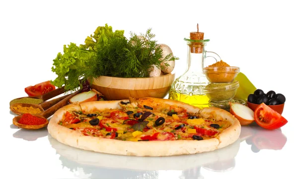 おいしいピザ、野菜、スパイス、白で隔離されるオイル — ストック写真