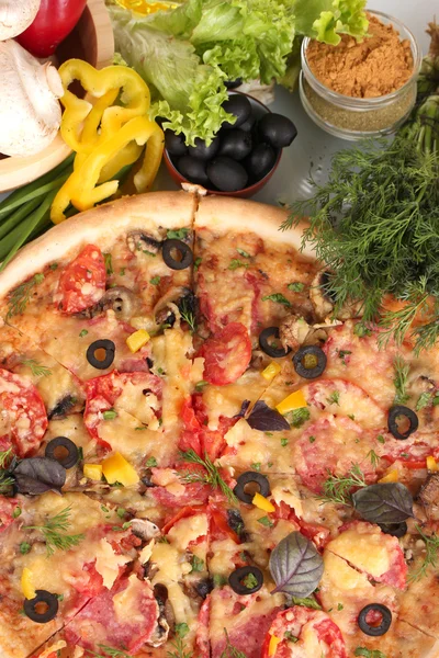 Finom pizza, zöldségek, fűszerek és elszigetelt fehér olaj — Stock Fotó