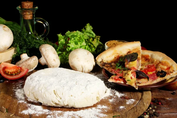 Deliciosa masa de pizza, especias y verduras en la mesa de madera sobre fondo marrón — Foto de Stock
