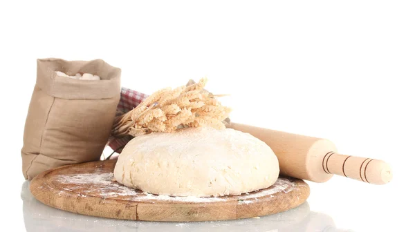 Dough și pungi cu făină pe placă de lemn izolată pe alb — Fotografie, imagine de stoc