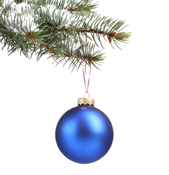 Kerstmis bal op de boom geïsoleerd op wit — Stockfoto