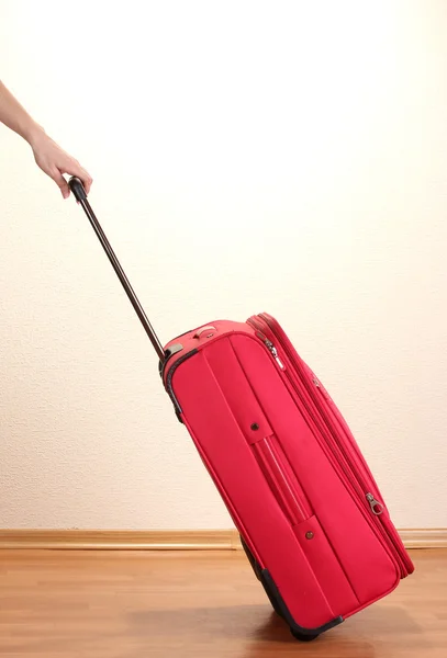 Röda resväska i rummet — Stockfoto
