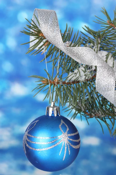 Vánoční koule na stromeček na modré — Stock fotografie
