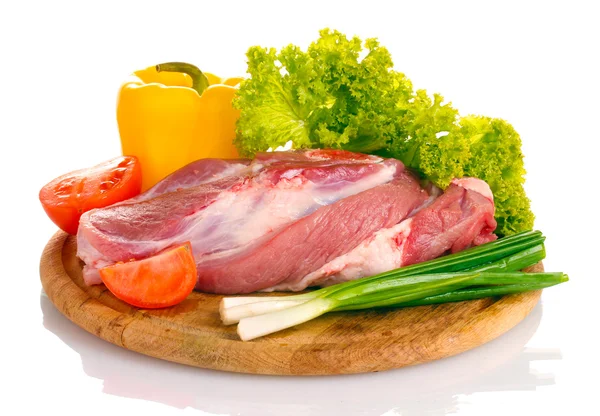 Carne și legume crude pe o placă de lemn izolată pe alb — Fotografie, imagine de stoc