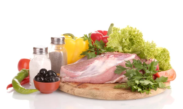 원시 고기와 야채 오순절에 고립 된 나무 보드에? — 스톡 사진