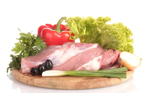 Surowe mięso i warzywa na deska na białym tle na Zielone Świątki? — Zdjęcie stockowe