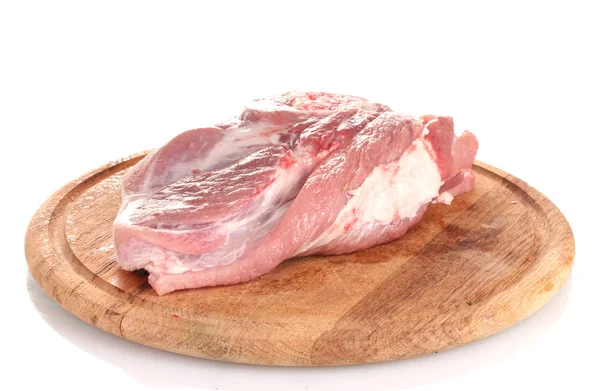 Carne crua em uma tábua de madeira isolada em branco — Fotografia de Stock
