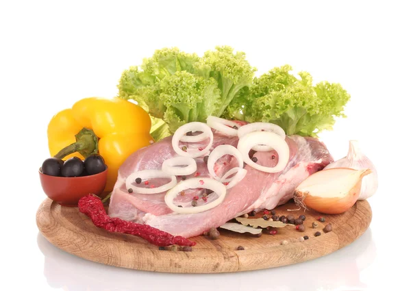 Rohes Fleisch und Gemüse auf einem Holzbrett isoliert auf weißem Papier — Stockfoto