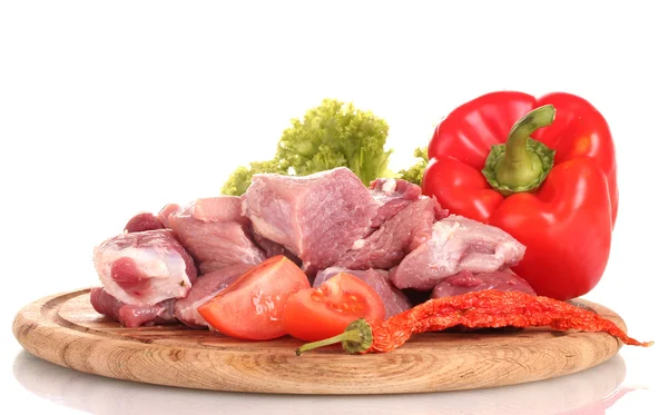 Pedaços de carne crua e legumes em tábua de madeira isolada em branco — Fotografia de Stock