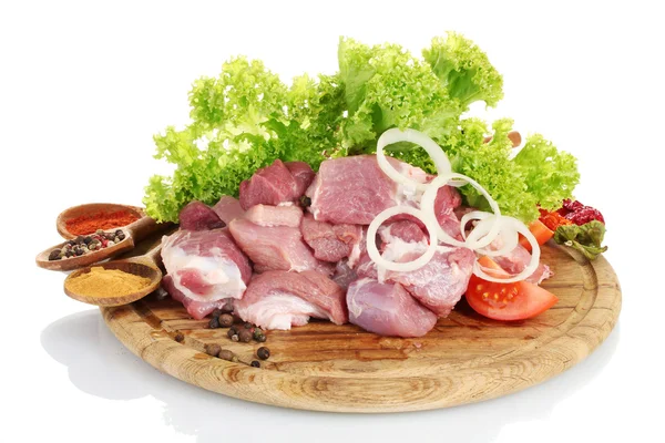 Trozos de carne cruda y verduras en tableros de madera aislados en blanco —  Fotos de Stock