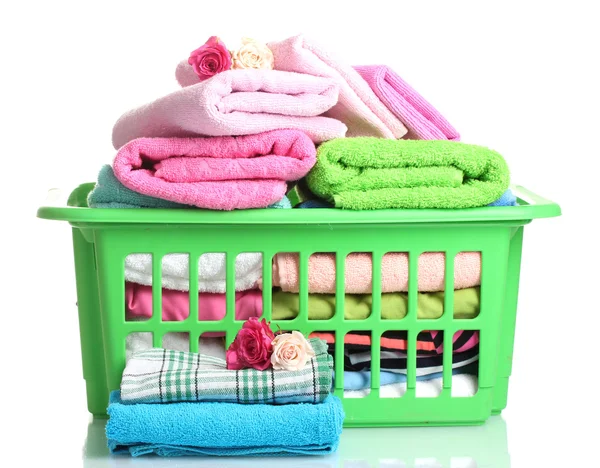 Ręczniki w zielony plastikowy kosz na białym tle — Zdjęcie stockowe