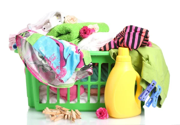 用的洗涤剂和孤立在白纸上的绿色塑料篮子里的衣服 — 图库照片