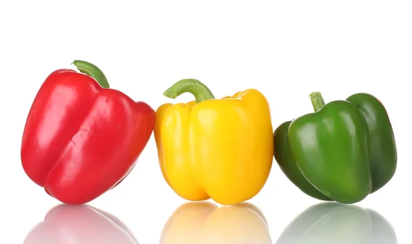 Färsk grön, röd och gul paprika isolerad på vit — Stockfoto