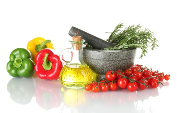 Romero en mortero, aceite en frasco, pimentón, tomates cereza, aislado en blanco —  Fotos de Stock