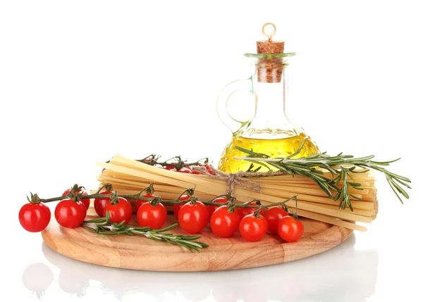 Spaghetti, vasetto di olio, rosmarino e pomodorini ciliegina su tavola di legno isolata su bianco — Foto Stock