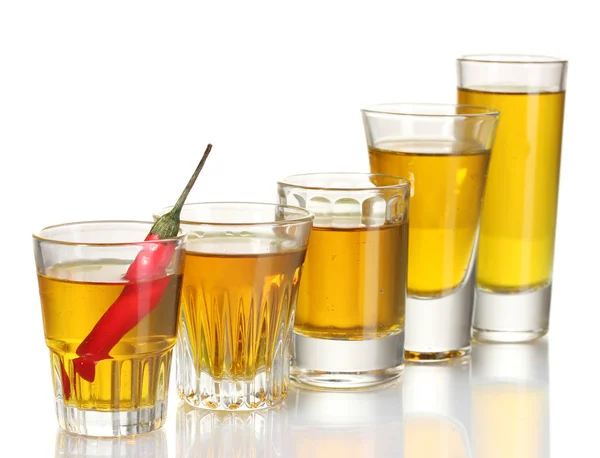 Copos de vodka pimenta e pimenta vermelha isolada em branco — Fotografia de Stock
