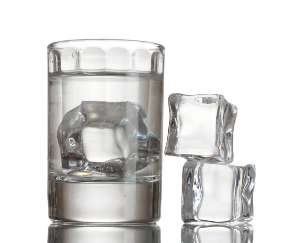 Vidro de vodka com gelo isolado em branco — Fotografia de Stock