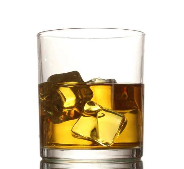 Vaso de whisky y hielo aislado en blanco —  Fotos de Stock