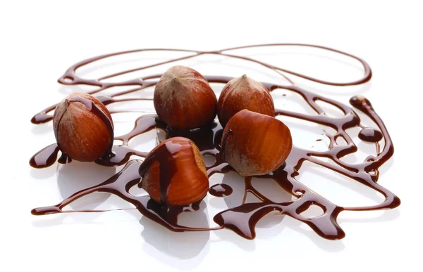 Delizioso sciroppo di nocciole e cioccolato isolato su bianco — Foto Stock