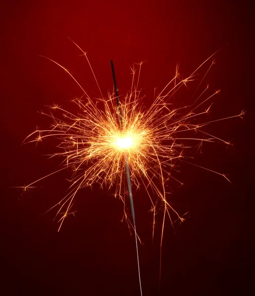 Belo sparkler no fundo vermelho — Fotografia de Stock