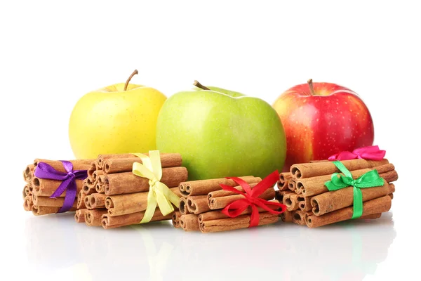 Varas de canela e maçãs isoladas em branco — Fotografia de Stock