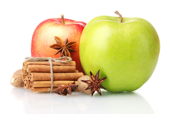 Zimtstangen, Äpfel, Muskatnuss und Anis isoliert auf weiß — Stockfoto
