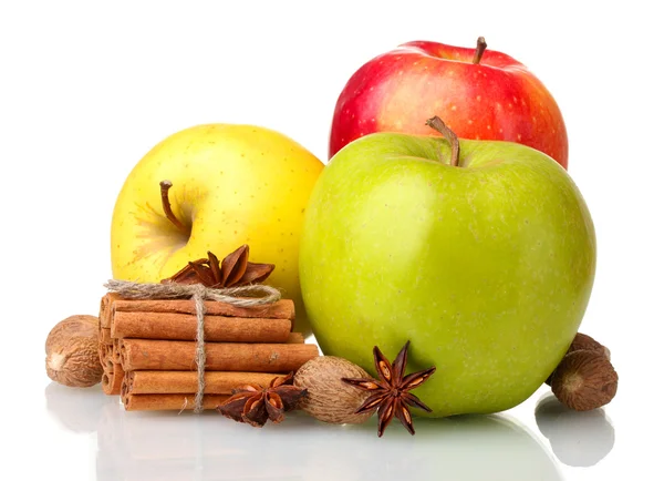 Kaneelstokjes, appels, nootmuskaat en anijs geïsoleerd op wit — Stockfoto
